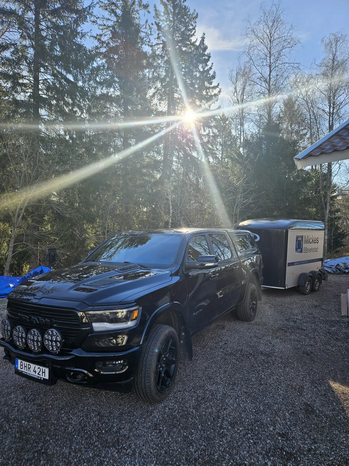 Mickes servicebil med båtsläp på väg till ett uppdrag