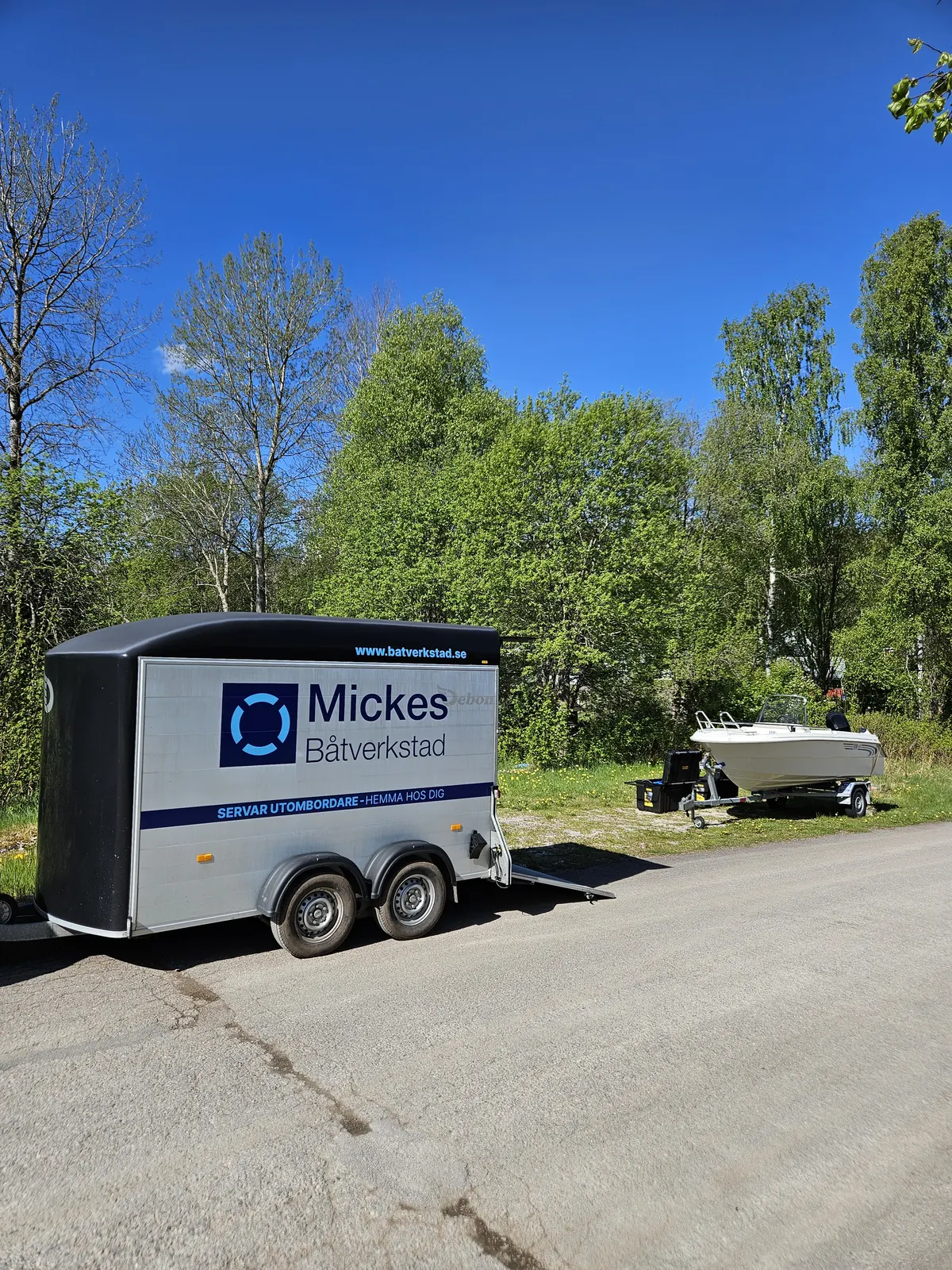 Servicebilen och båtsläpet på väg ut längs kusten