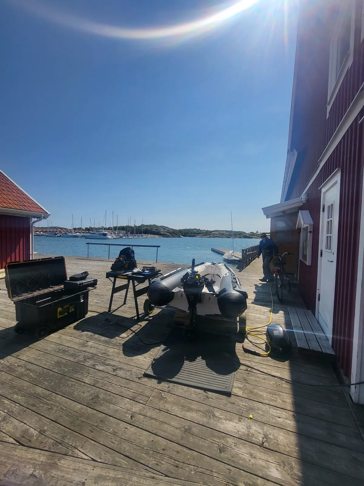 Båt vid Bohusläns klippkust